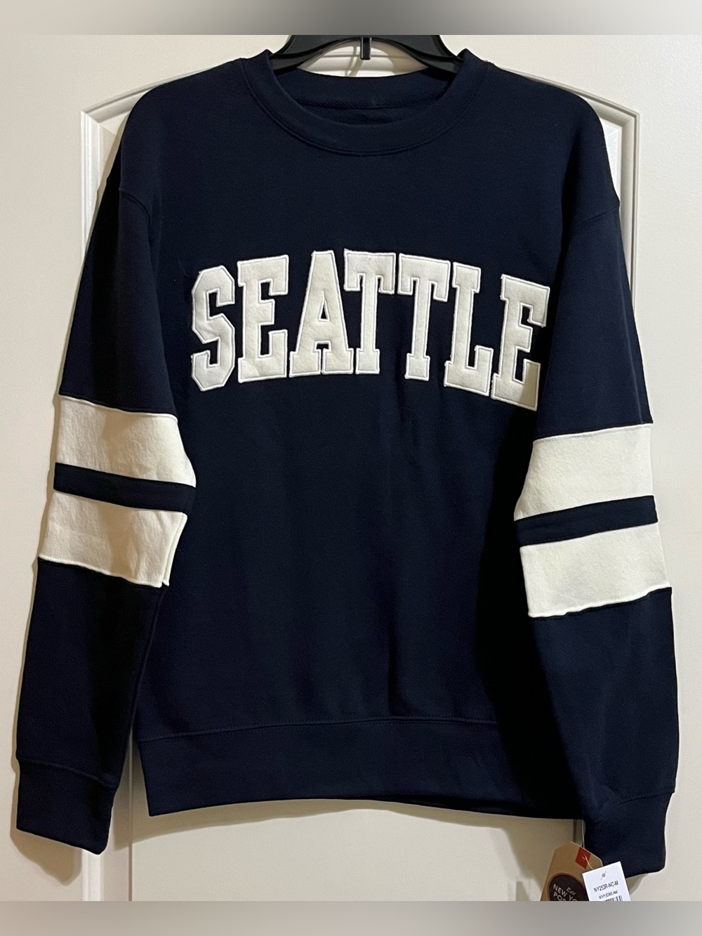 NWT New York Popular Seattle Navy Blue & Cream Sweatshirt Size Medium NEW